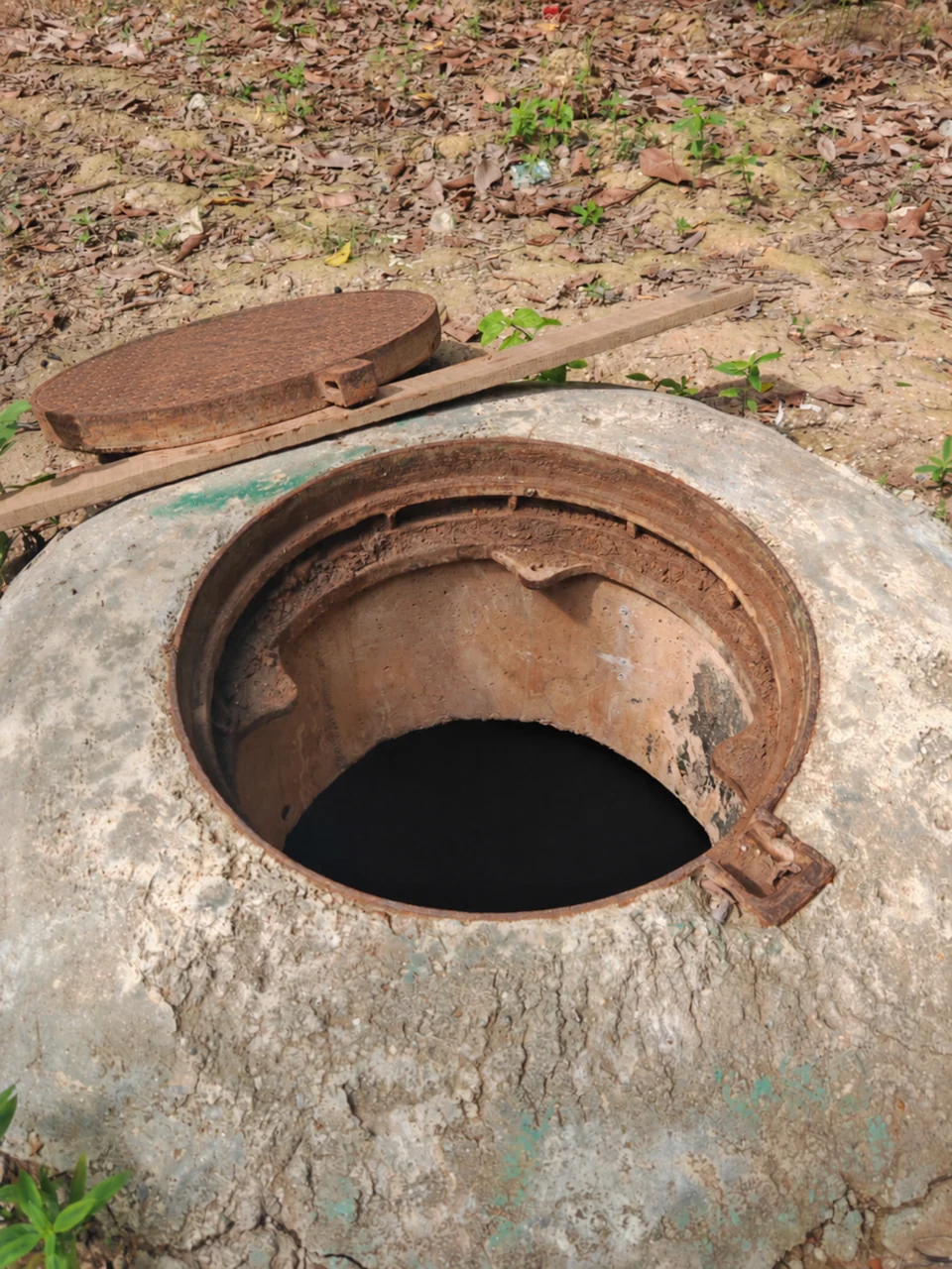 Open chamber with the cover removed; cast identification redacted